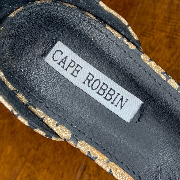 Cape Robbin glittery gold platform heels with star print and transparent upper - Picture 6 of 7